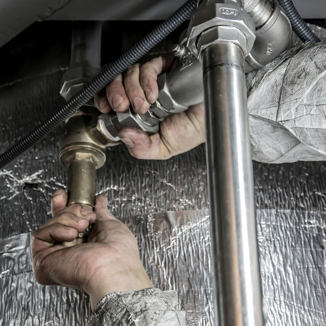 Hands tightening pipe fittings